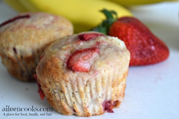 Sweet and Moist Strawberry Banana Muffins | aileencooks.com