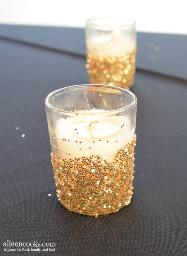 The Great Gatsby Themed Bridal Shower. This Roaring 20s inspiring wedding shower was full of flapper dresses, feathers, glitter, and pearls. They served a champagne brunch including mimosa bar and french toast cups. | aileencooks.com