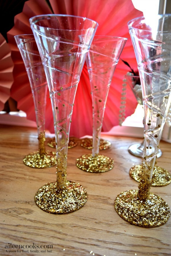 The Great Gatsby Themed Bridal Shower. This Roaring 20s inspiring wedding shower was full of flapper dresses, feathers, glitter, and pearls. They served a champagne brunch including mimosa bar and french toast cups. | aileencooks.com