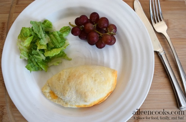 Sloppy Joes with out the mess! Learn how to make these convenience ant delicious sloppy joe pockets from scratch. They are freezer friendly, too!