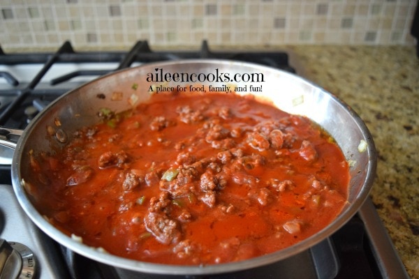 Sloppy Joes with out the mess! Learn how to make these convenience ant delicious sloppy joe pockets from scratch. They are freezer friendly, too!