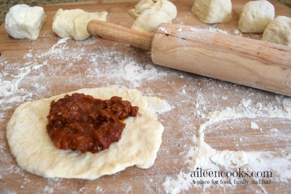 Sloppy Joes with out the mess! Learn how to make these convenience ant delicious sloppy joe pockets from scratch. They are freezer friendly, too!