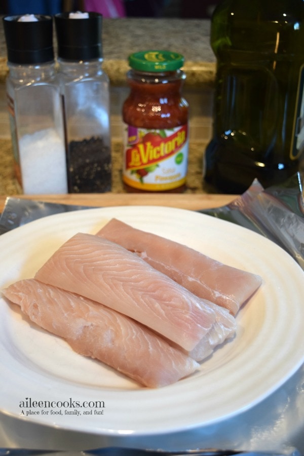 Foil Packet Mahi Mahi with Pineapple Salsa. This healthy 20 minute meal is easy to make and kid-friendly. Healthy Meal. Gluten Free. #ad