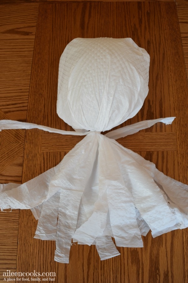 Not So Spooky Garbage Bag Ghosts. DIY Halloween Decorations from aileencooks.com. [ad]