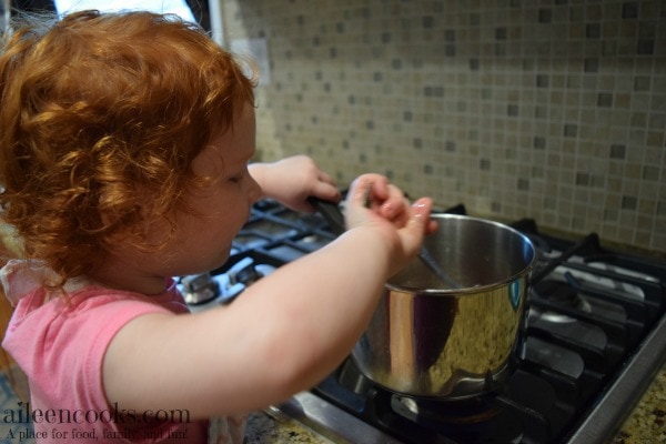 Cooking With Kids: Cinnamon Glazed Bananas. A perfect recipe to get your kids in the kitchen and learning about fresh product and practicing their knife skills. Recipe from aileencooks.com