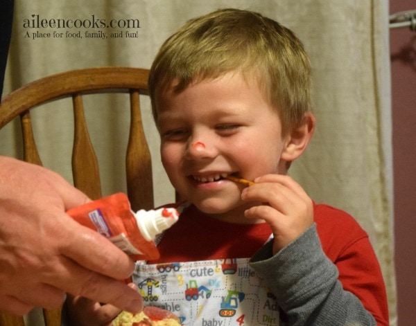 Fun and festive rice krispie treat snowmen made with rice krispies, cocoa krispies, and holiday rice krispies. Such a fun christmas tradition! Cooking With Kids Recipe from aileencooks.com #ad