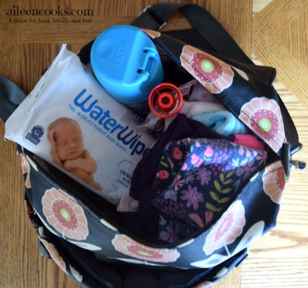 Packing a diaper bag for a baby & toddler I show you what to pack and what not to pack. Article from aileencooks.com #ad