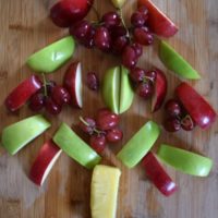 Healthy Christmas Snacks: Christmas Tree Fruit Platter. The perfect healhty snack for kids. Recipe from aileencooks.com. Healthy Christmas appetizers.