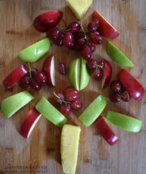 Healthy Christmas Snacks: Christmas Tree Fruit Platter. The perfect healhty snack for kids. Recipe from aileencooks.com. Healthy Christmas appetizers.