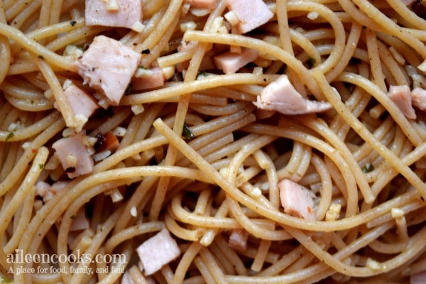 This easy 30 minute meal for spaghetti aglio e olio with ham is perfect for busy nights and is a proven kid-friendly meal. Recipe form aileencoks.com.