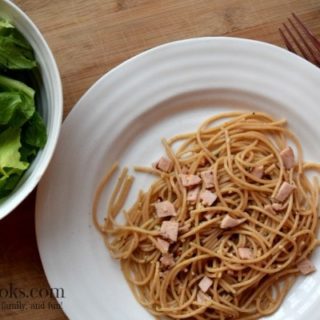 This easy 30 minute meal for spaghetti aglio e olio with ham is perfect for busy nights and is a proven kid-friendly meal. Recipe form aileencoks.com.