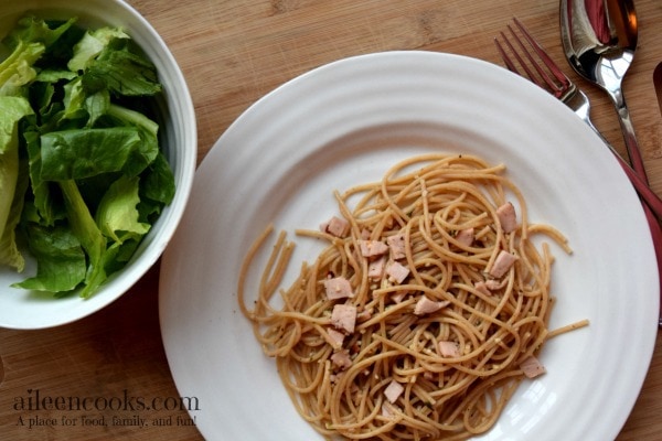 This easy 30 minute meal for spaghetti aglio e olio with ham is perfect for busy nights and is a proven kid-friendly meal. Recipe form aileencoks.com.