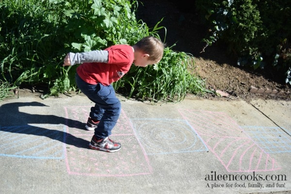 DIY Backyard Obstacle Course. Spring and summer activities for kids. Article from aileencooks.com. @GoldfishSmiles @Walmart #goldfishgametime #ad