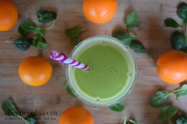 Creamy Orange Smoothie with fresh oranges, baby spinach, and banana all made in the Nutri Ninja® Nutri Bowl™ Duo™. Recipe from aileencooks.com. Green smoothie recipe. Healhty smoothie recipe. Orange Juilius copycat recipe. #ad