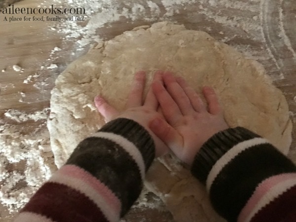 Pull Apart Pepperoni Pizza Bread with homemade biscuit dough. Make this fun and kid-friendly recipe tonight! Recipe from aileencooks.com. Pizza Recipes. Real Food Recipes. 