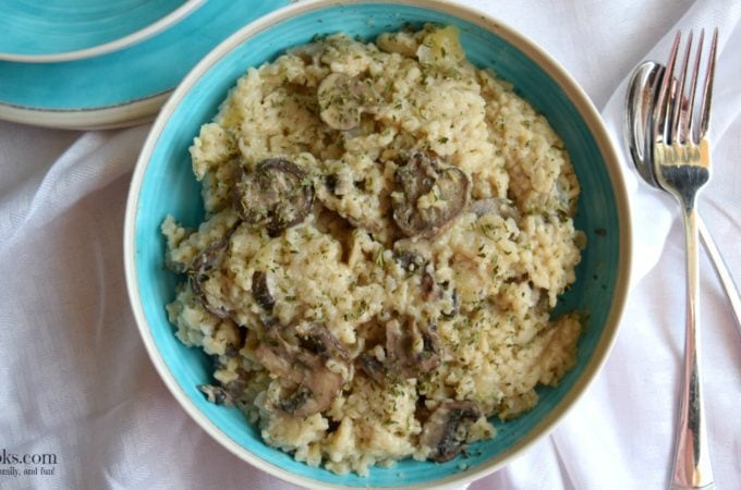 Enjoy a creamy and delicious mushroom and parmesan risotto without standing over the stove for 30 minutes. This instant pot risotto cooks in just 7 minutes - without any babysitting! This recipe is perfect for Meatless Monday, too! Recipe from aileencooks.com. healthy recipes, rice recipes, instant pot recipes, easy dinners, 30 minute meals.