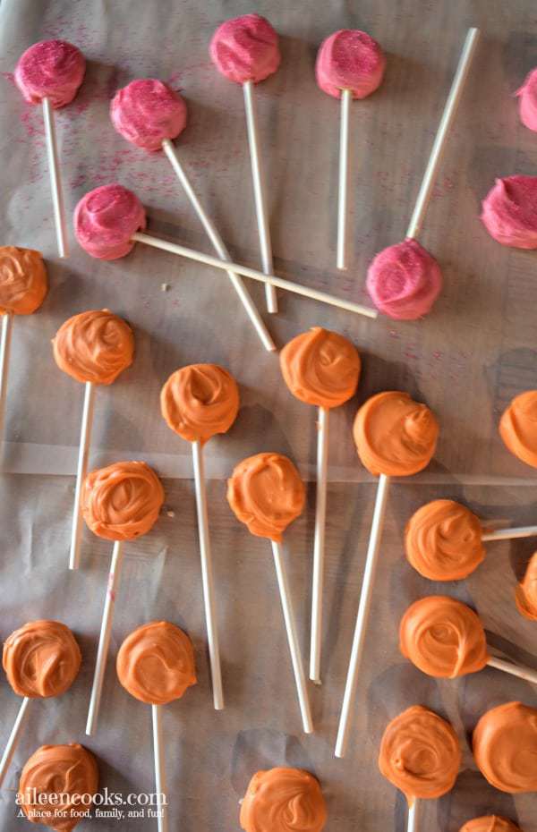 Make these you are my sunshine oreo pops to go with a fun you are my sunshine themed party. Oreo cookie pops are easy to make and even more fun to eat!