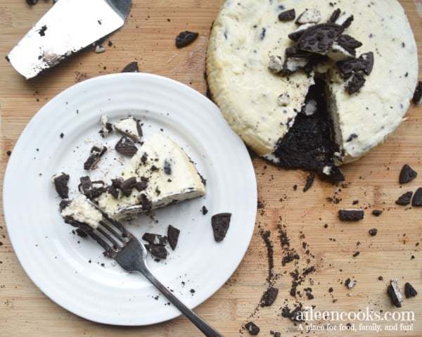 I made this oreo cheesecake in my instant pot and it was so good! If you have a pressure cooker , then you need to try this recipe for instant pot oreo cheesecake.