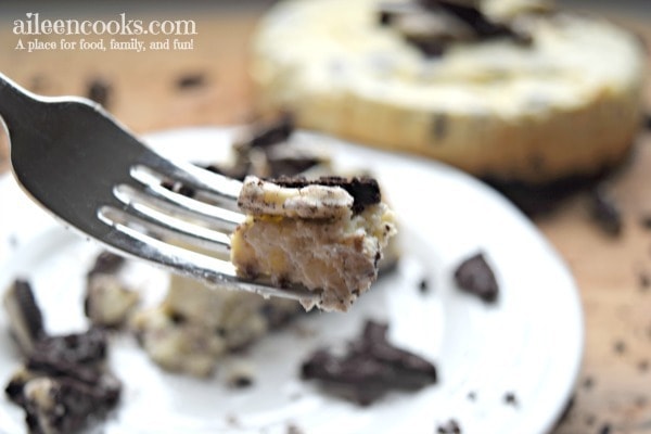 I made this oreo cheesecake in my instant pot and it was so good! If you have a pressure cooker , then you need to try this recipe for instant pot oreo cheesecake. 