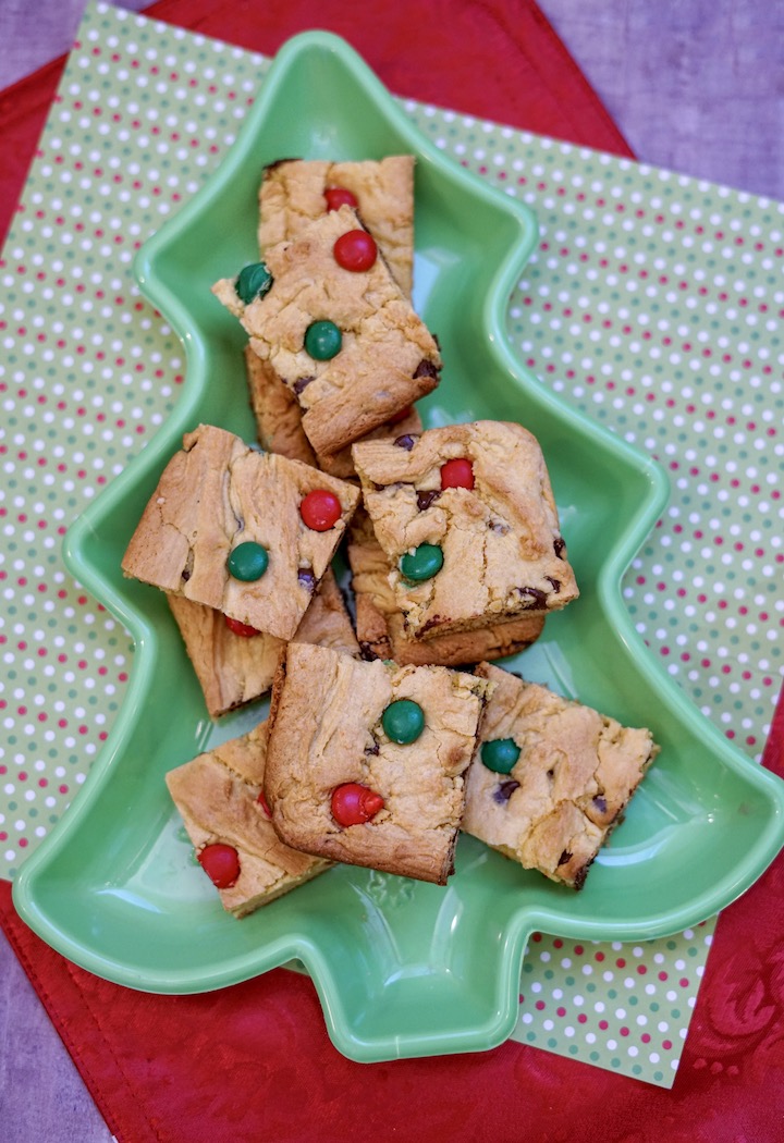 Christmas cookie bars in a green dish.