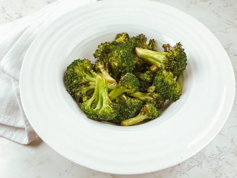 Crispy Air Fryer Broccoli with Lemon and Garlic
