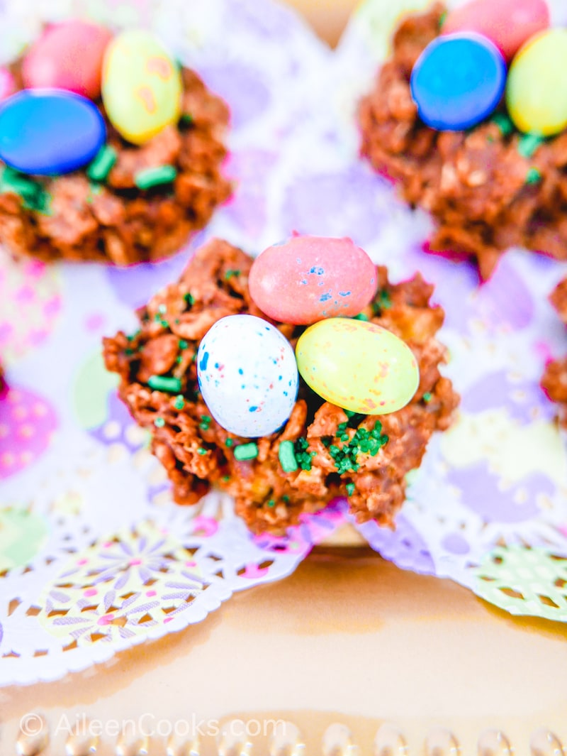 Close up of a birds nest cookie.